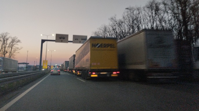 Kamioni satima na granici